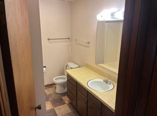 814 Cedar River Dr #C, Waverly, IA 50677