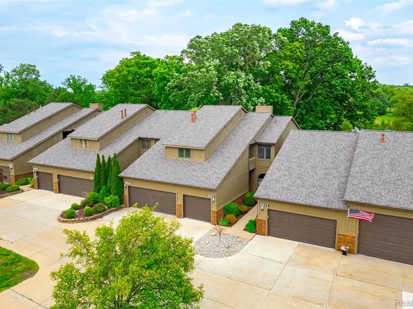 9921 Hawthorne Glen Dr, Grosse Ile, MI 48138