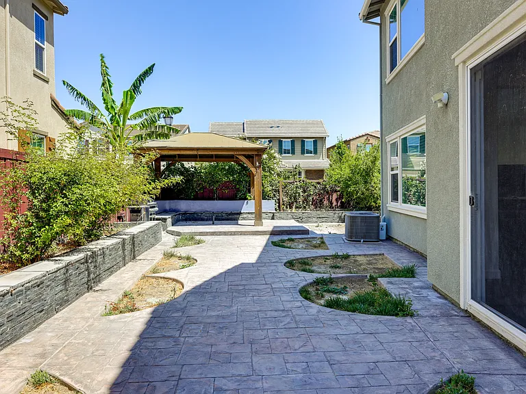 564 E Marcello Ave — Photo 28