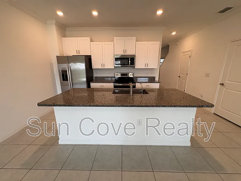 3 bed, 2.5 bath, 1061 sqft, $2,100 — Photo 3
