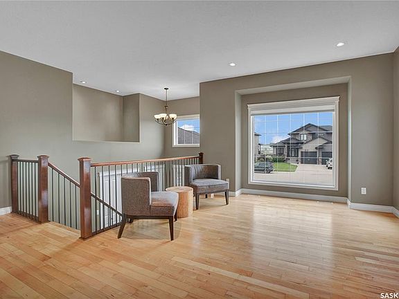 3rd image of 121 Kinsmen Cres