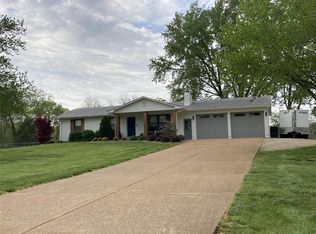 861 Homestead Ln, Villa Ridge, MO 63089