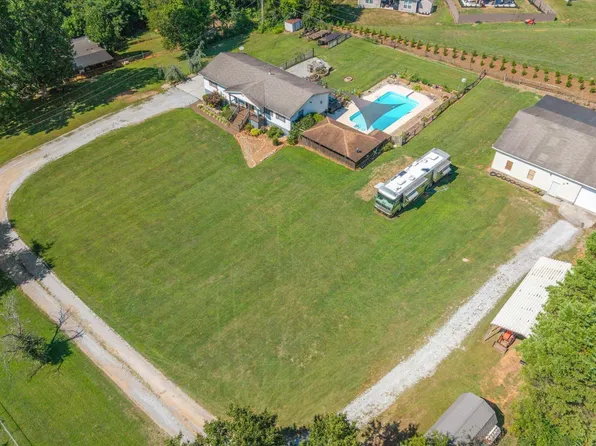 214 Old Clover Hill Rd, Maryville, TN 37803