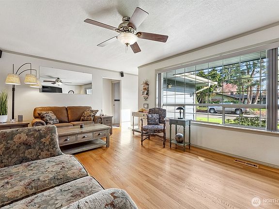 4th image of 1111 10th Street NE