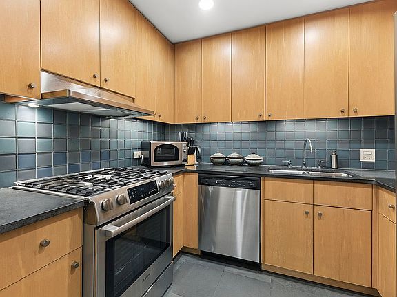 3rd image of 30 W 13th St APT 4A
