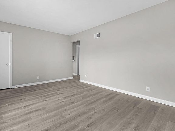 3rd image of 5957 Vivian Ave