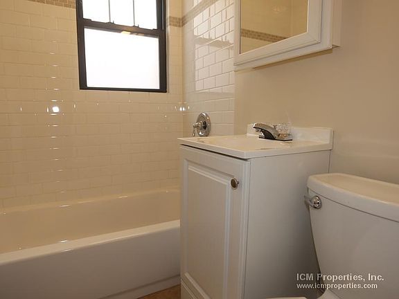 4th image of 520 W Cornelia Ave #3K