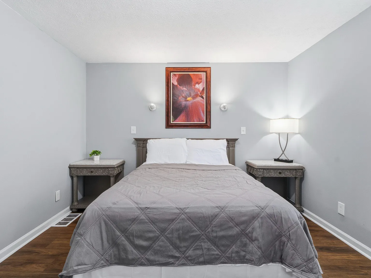 3 bed, 1.0 bath, 806 sqft, $888 — Photo 1