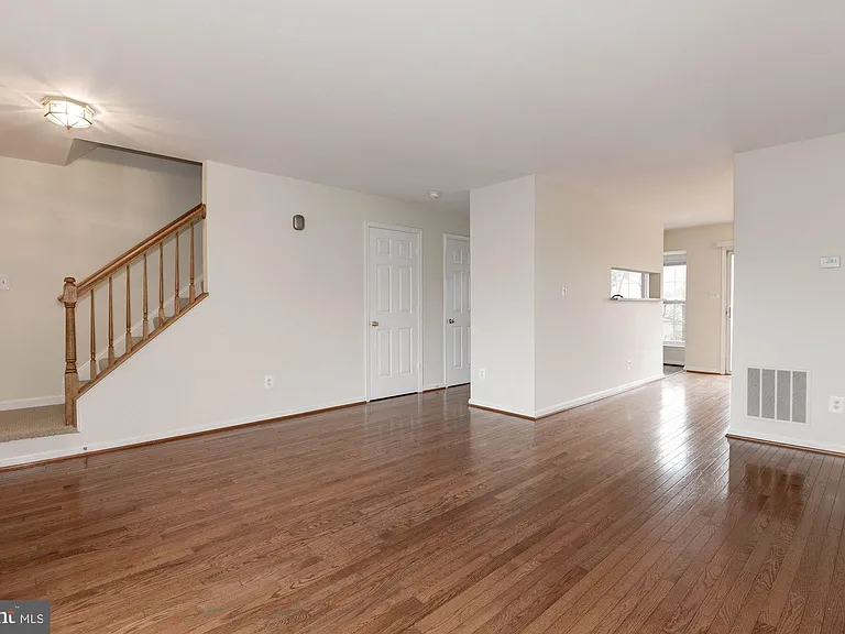22037 Manning Sq — Photo 4