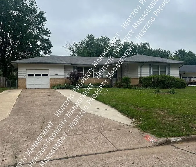 1701 El Camino St — Photo 1