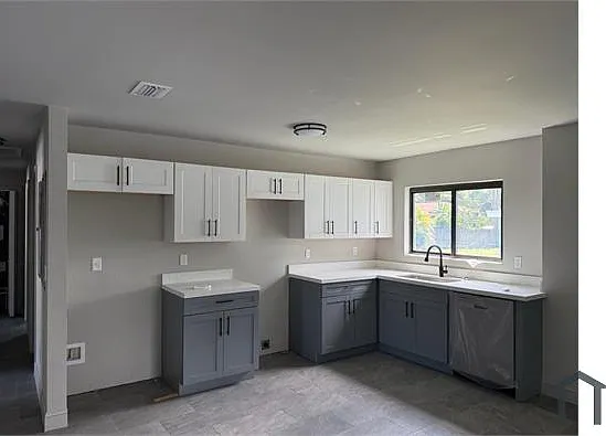 2810 NW 9th Ct — Photo 2