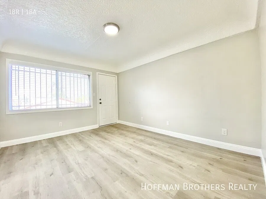 **Move-In Special**South la One-Bedroom With Garage Parking, Fresh Paint & Laminate Floors | Sect... — Photo 4