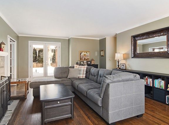 2nd image of 1027 Blackthorn Ln