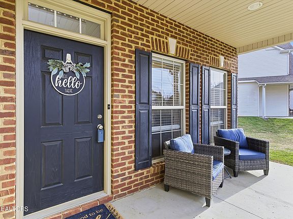 3rd image of 1636 Silver Oaks Ln