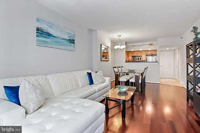 1001 N Randolph St #405 — Photo 2