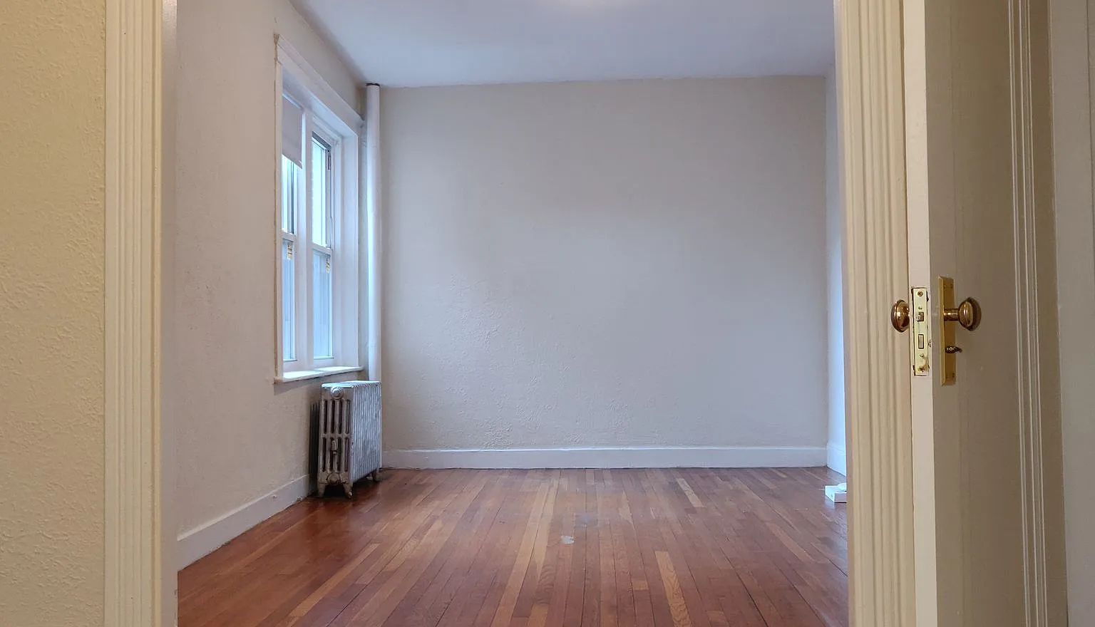 No brokers Fee, No Security Deposit, Elevator, Laundry, Heat, Hot Water Included, Parking for Rent — Photo 4