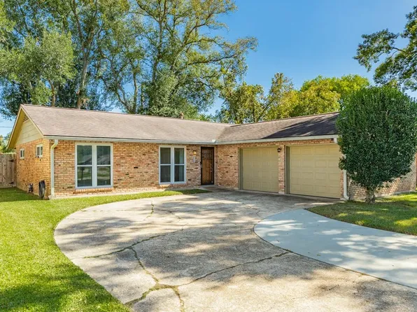 820 Perry St, Angleton, TX 77515