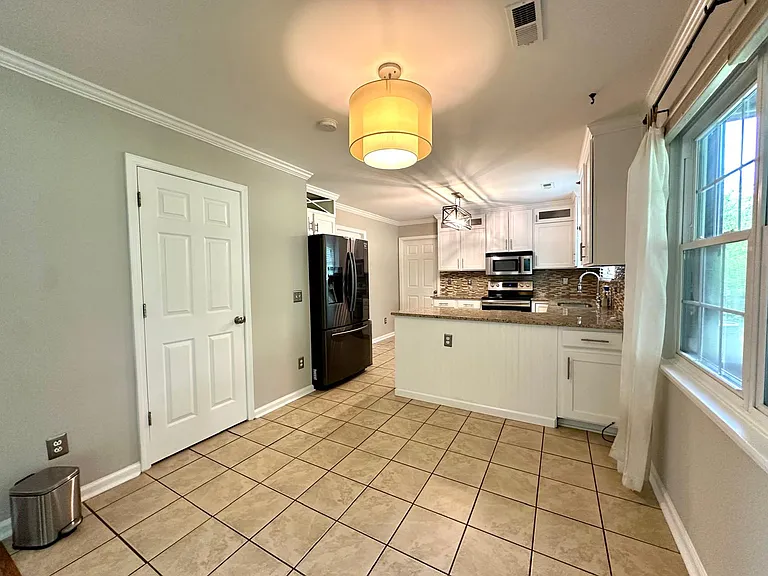 8425 Hirsch Dr — Photo 7