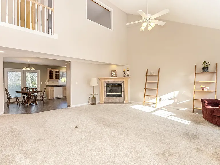 1627 Frontier Dr — Photo 2