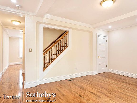 5th image of 298 Burns St