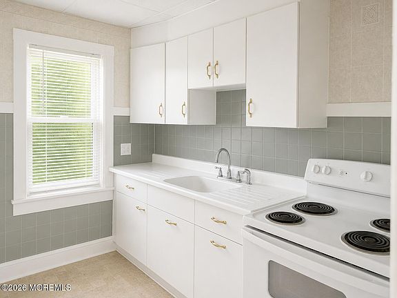 2nd image of 207 Howard St #2
