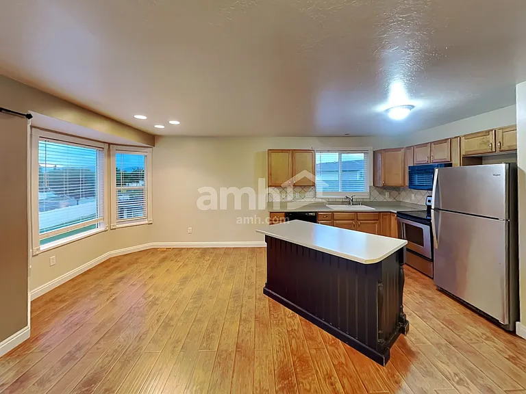 1015 W Westbury Ct — Photo 4