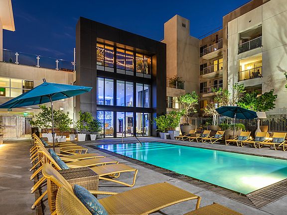 3rd image of 7111 Santa Monica Blvd APT 506