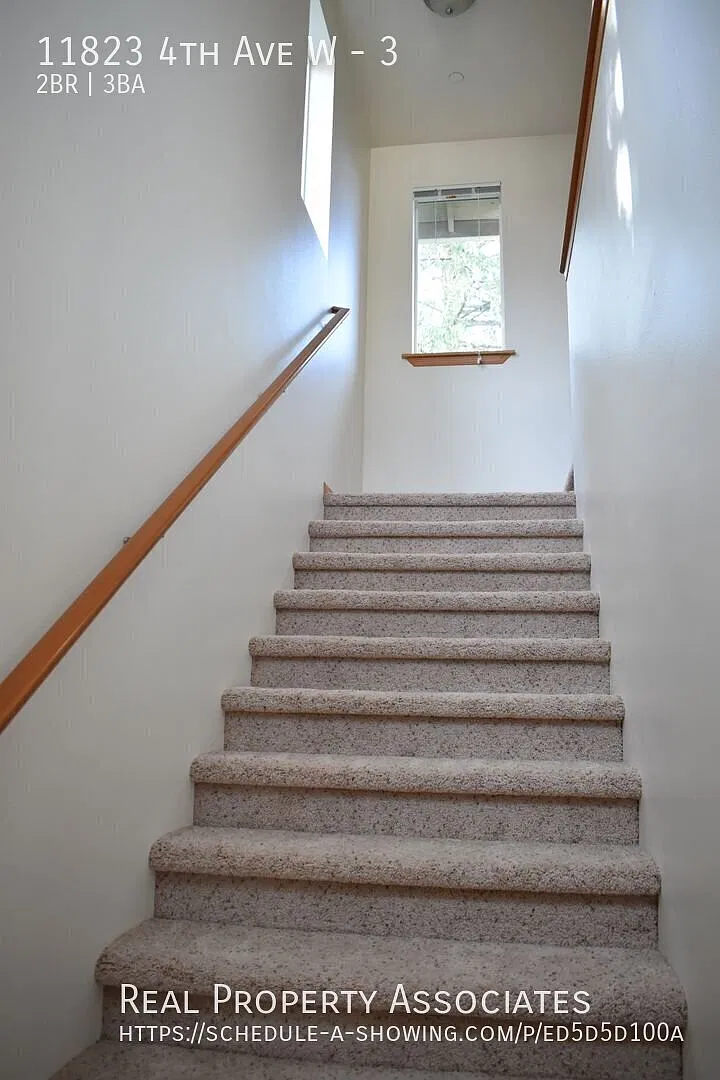 Spacious Townhome In South Everett * $500 Off 1st Full Months Rent — Photo 3