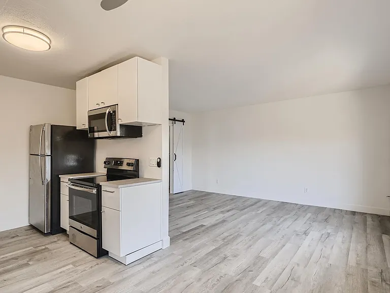 3825 Van Dyke Ave #6 — Photo 4
