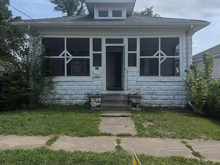 908 W Macqueen Ave — Photo 1