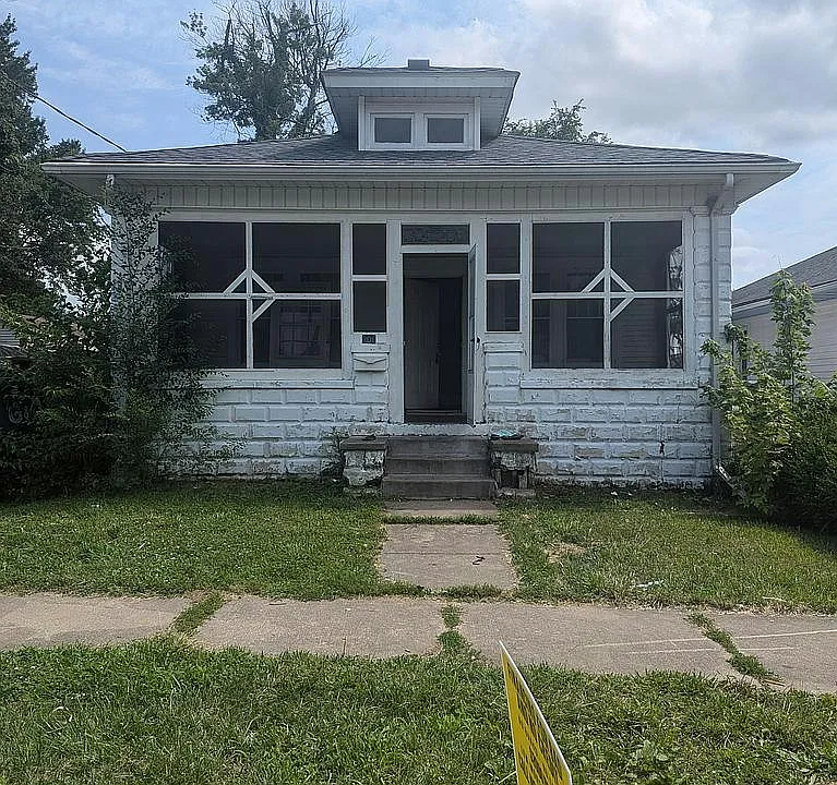 908 W Macqueen Ave
