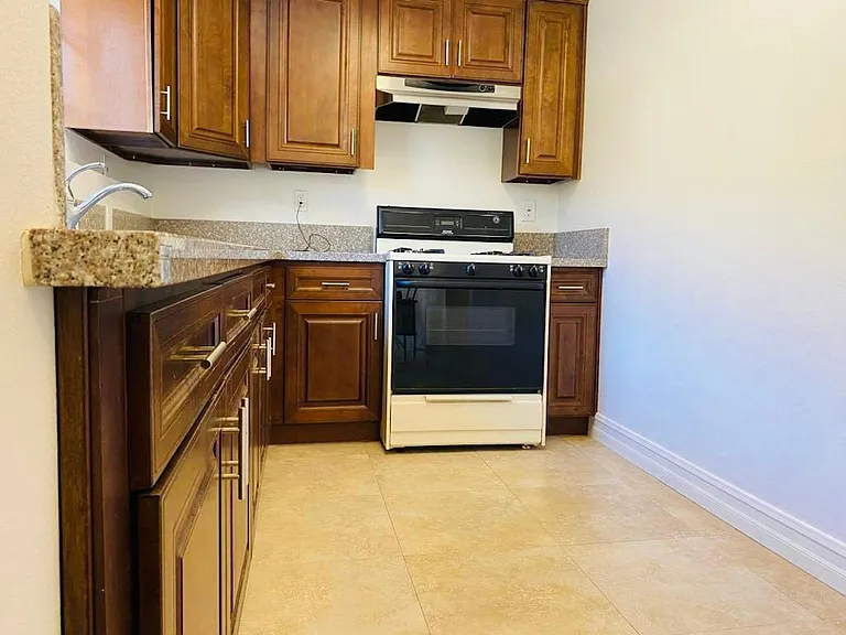 1026 1/2 N Gage Ave — Photo 2