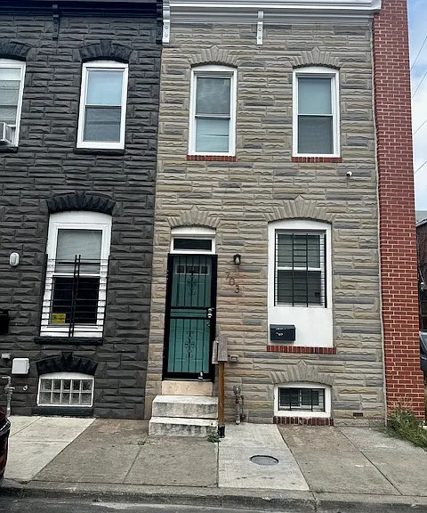 703 N Port St — Photo 1