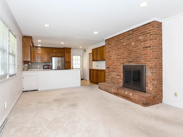 1804 Strathmore Dr — Photo 8