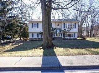 101 Lake Rd, Valley Cottage, NY 10989