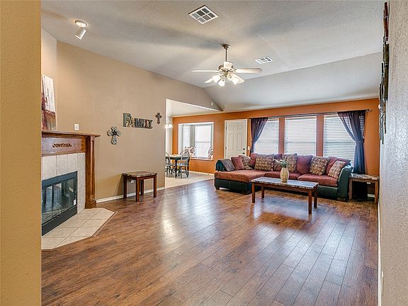 4th image of 21776 Pioneer Cir
