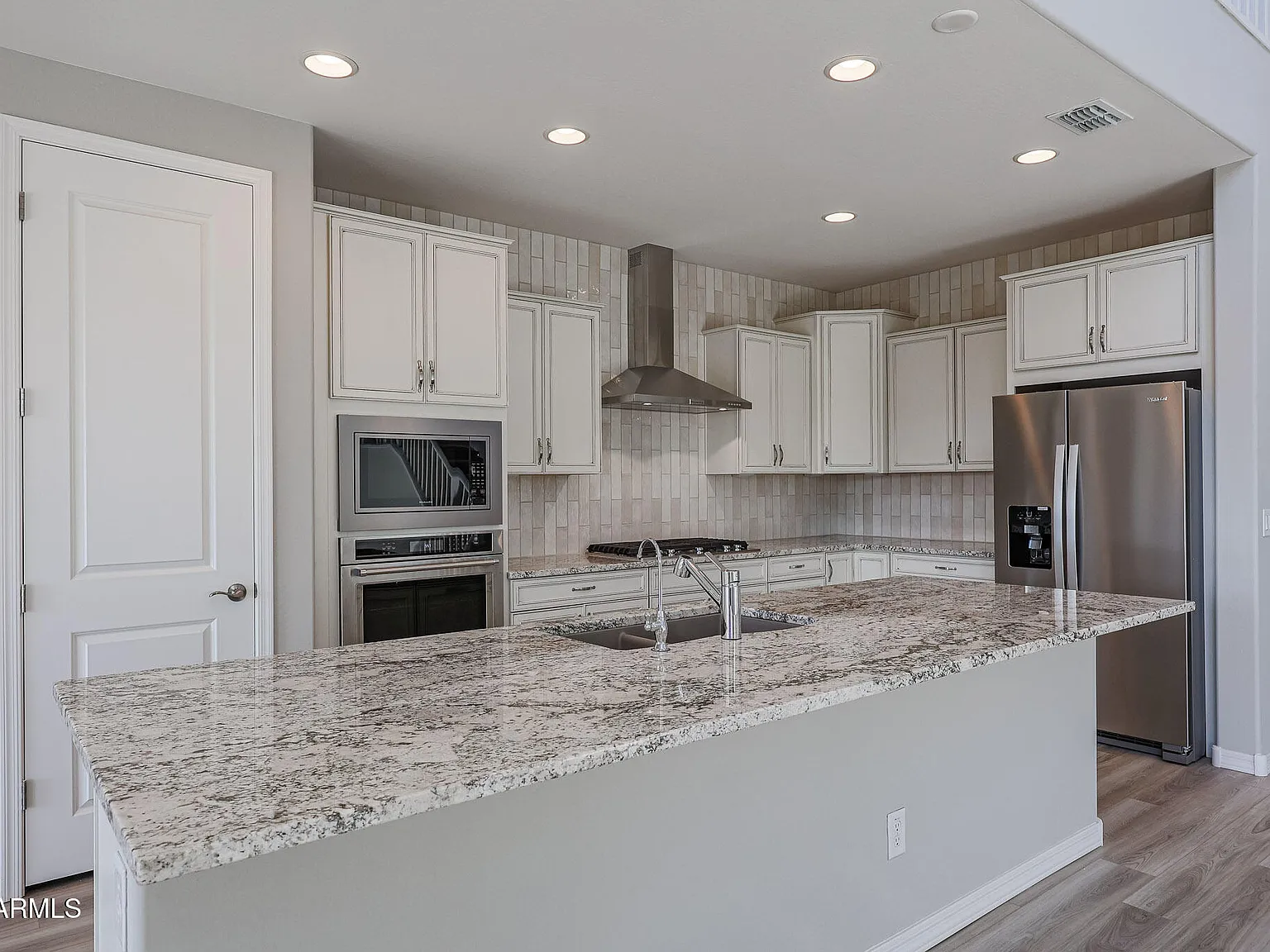 5 bed, 4.5 bath, 2609 sqft, $3,700 — Photo 2
