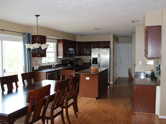 Kitchen & Eat-in Area