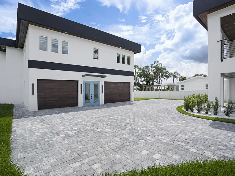 711 Tropical Dr — Photo 16