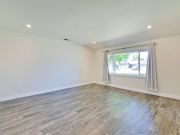 5th image of 4358 Glenmont Dr