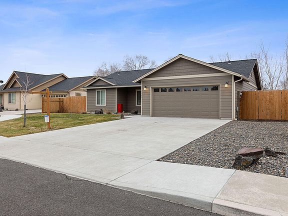 3rd image of 1068 NE Crista Ct