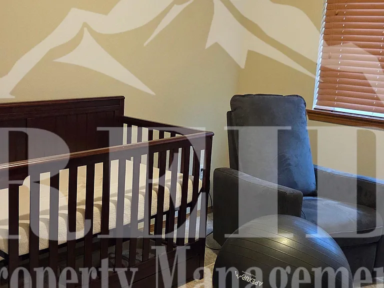 100 NE Miramar Cir — Photo 26