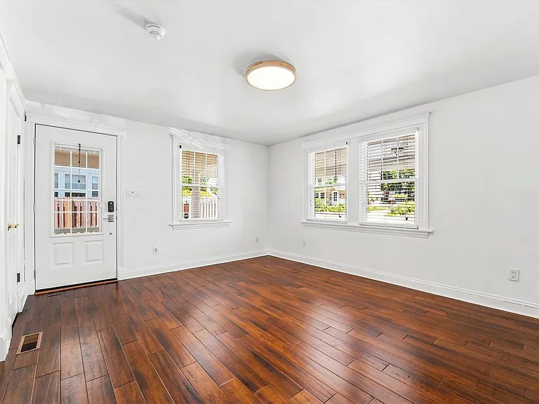 114 Biddle Rd — Photo 4
