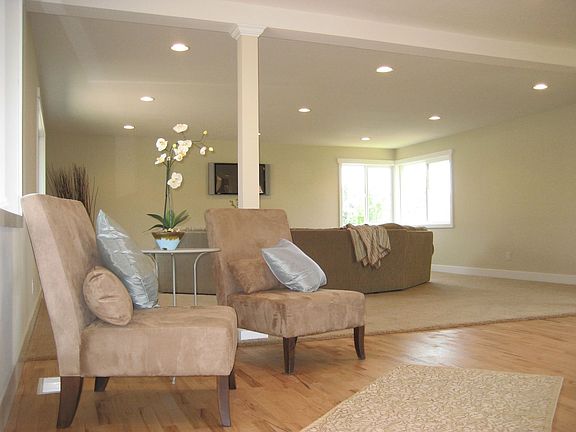 800+ sqft greatroom off kitchen