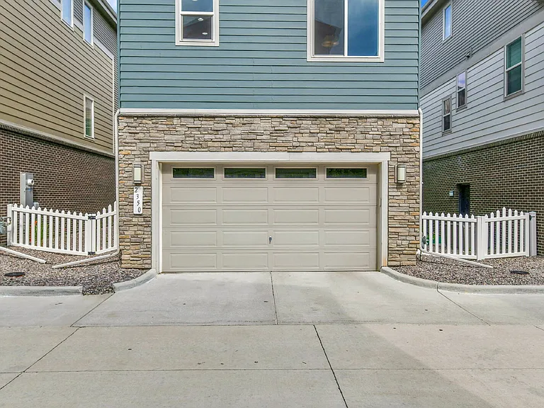 2350 S Troy Ct — Photo 43