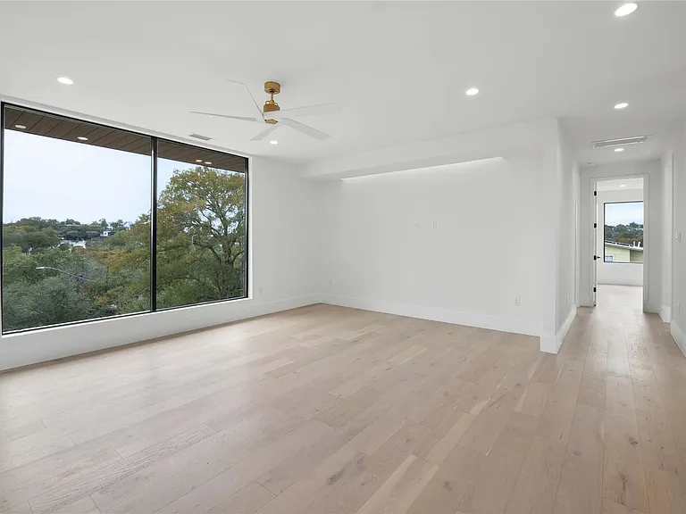 2401 Oakhaven Cir — Photo 25