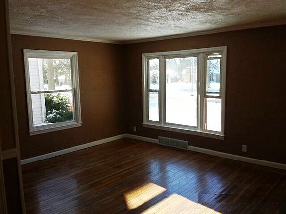 5th image of 4643 Arlington St