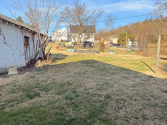 4th image of 2237 Rose Ave