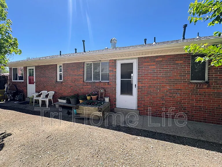 9285 E 14th Ave — Photo 10