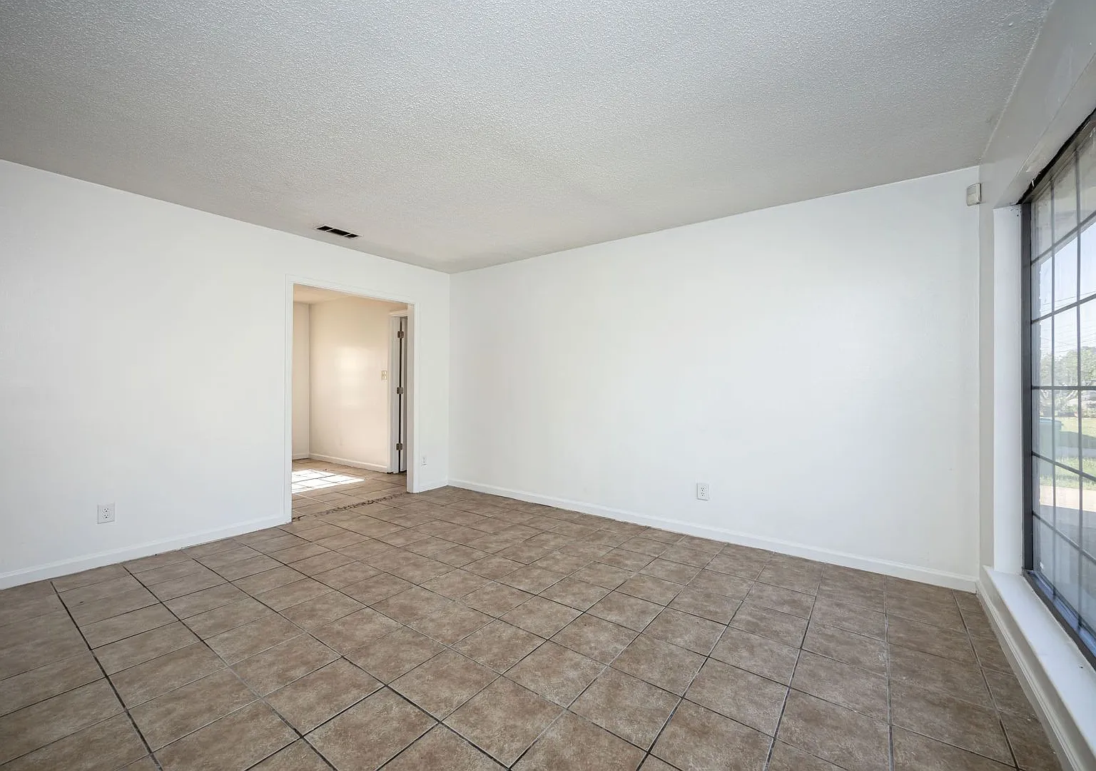 3 Bed 2 Bath home in Moss Point — Photo 3